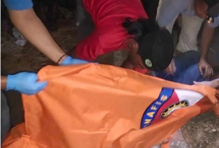 Jenazah sopir truk dievakuasi untuk dilakukan di RSUD Sosodoro Djatikoesoemo Bojonegoro. SP/ BJN