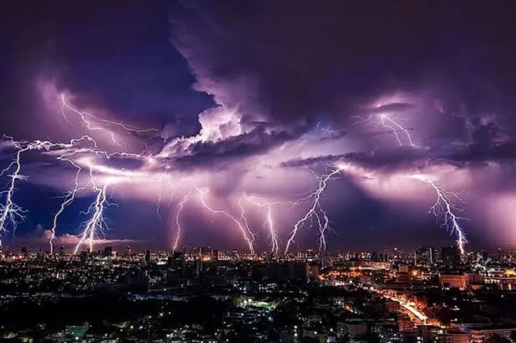 Illustrasi kilatan petir dilangit. SP/ TP