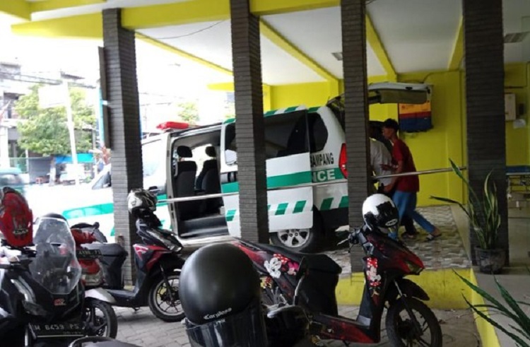 Siswi SMA di Sampang yang melahirkan di kelas saat dievakuasi. SP/ SMP