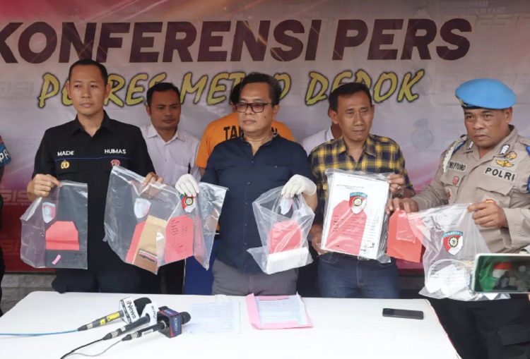 Tim Polres Depok menunjukkan barang bukti yang digunakan Altafasalya Ardnika Basya (AAB) saat membunuh Muhammad Naufal Zidan, mahasiswa UI. SP/ JKT