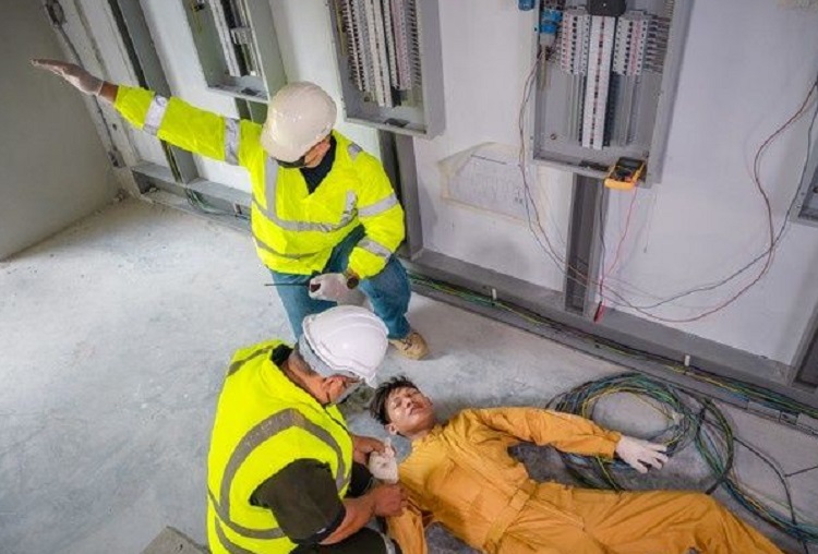 Ilustrasi petugas PLN tersetrum kabel listrik saat hujan dan angin kencang di Desa Kedunggudel, Kecamatan Widodaren, Ngawi. SP/ NGW