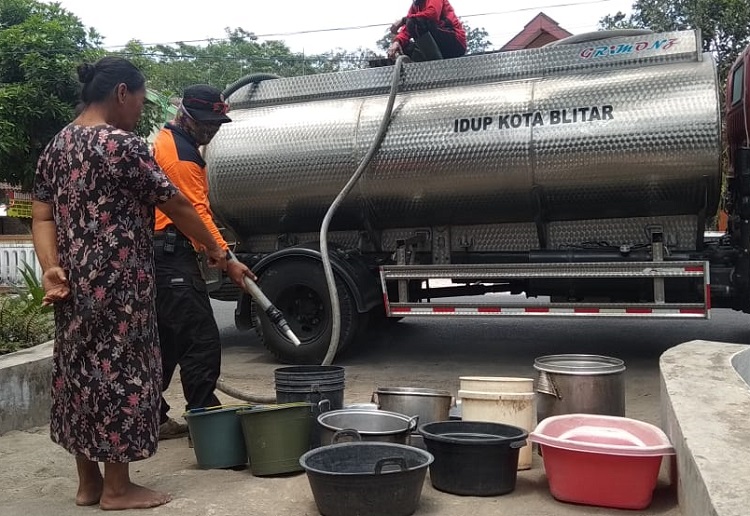 BPBD Kabupaten Blitar antisipasi kekeringan dengan melakukan dropping air bersih di setiap rumah. SP/ BLT
