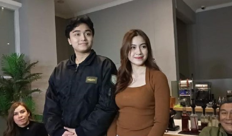 Momen pertemuan kedua Leon Dozan dan Rinoa Aura usai kasus penganiayaan. Keduanya menggelar jumpa pers di kawasan Lebak Bulus, Jakarta Selatan. SP/ JKT