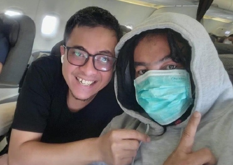 Limbad membagikan penampakannya di dalam pesawat usai insiden jenggot terbakar. SP/ Instagram @limbadindonesia