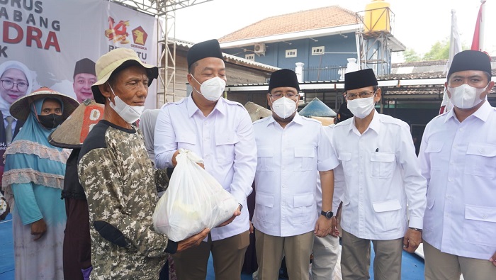 Ketua DPC Partai Gerindra Gresik dr Alif didampingi jajaran pengurus lainnya membagikan paket sembako kepada warga Desa Kedungrukem, Kecamatan Benjeng.

