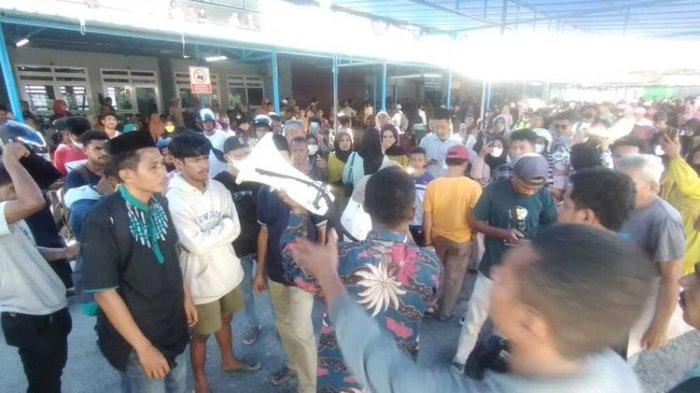 Ratusan calon pemudik tujuan Kabupaten Seram Bagian Timur, Maluku, menggeruduk kantor Pelni Cabang Ambon. SP/ AMB