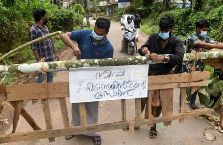 Warga India memblokir jalan usai diterapkannya lockdown di wilayah terpapar virus Nipah. SP/ IND