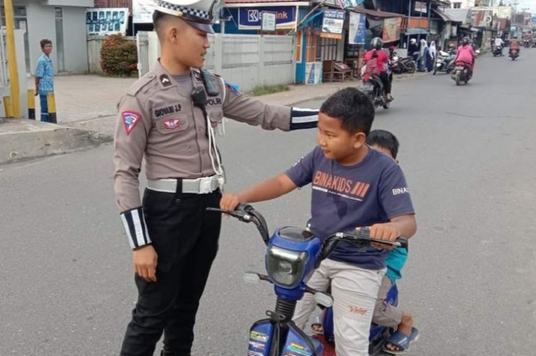 Polisi saat memberikan edukasi terhadap pengguna sepeda listrik di Sumenep yang masih di bawah umur. SP/ SBY