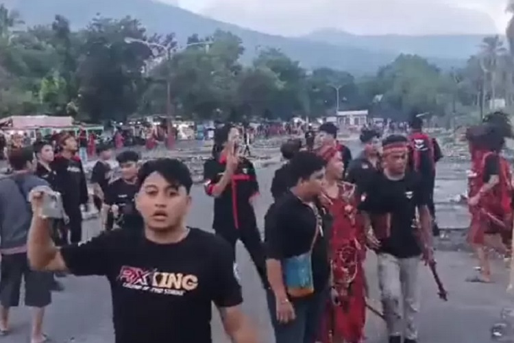 Tangkapan layar aksi kerusuhan yang dilakukan ormas Adat Pasukan Manguni pro Israel yang diduga kuat Ormas Adat Pasukan Manguni Makasiouw. SP/ BTG