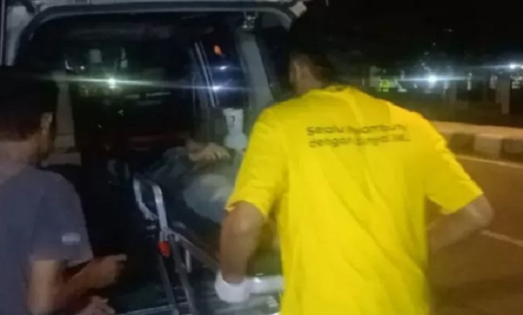 Evakuasi pemotor yang alami kecelakaan di jalan nasional Surabaya - Madiun di Mojoagung, Jombang. SP/ JBG