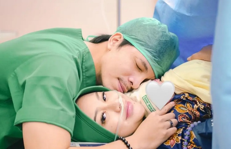 Momen Aurel Hermansyah melahirkan anak kedua ditemani Atta Halilintar. SP/ JKT
