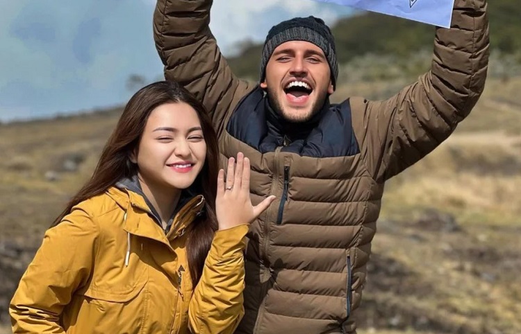 Momen Ladislao Camara melamar Nathalie Holscher di puncak Gunung Gede, Jawa Barat. SP/ JKT