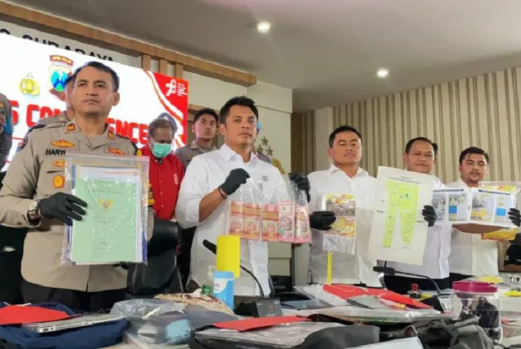 Barang bukti kasus penipuan atau penggelapan perumahan fiktif yang dibongkar Polrestabes Surabaya. SP/ SBY