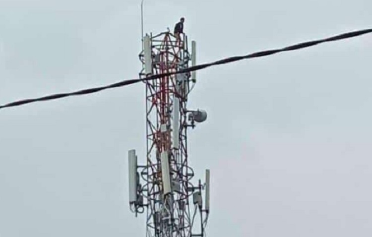 Heboh! warga Kampung Cirengit digegerkan pemuda lompat dari atas tower provider setinggi 40 meter. SP/ BDG