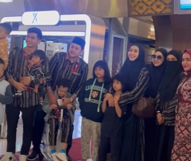 Ria Ricis dan Teuku Ryan kompak berangkat umrah bersama. SP/ JKT