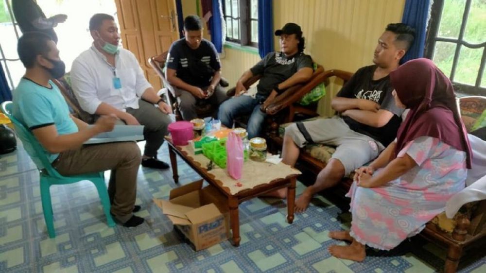 Polisi mendatangi Gilang di rumah tantenya. SP/ DECOM