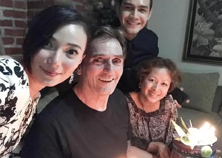 Asmiranda saat merayakan ulang tahun sang ayah. SP/ SBY