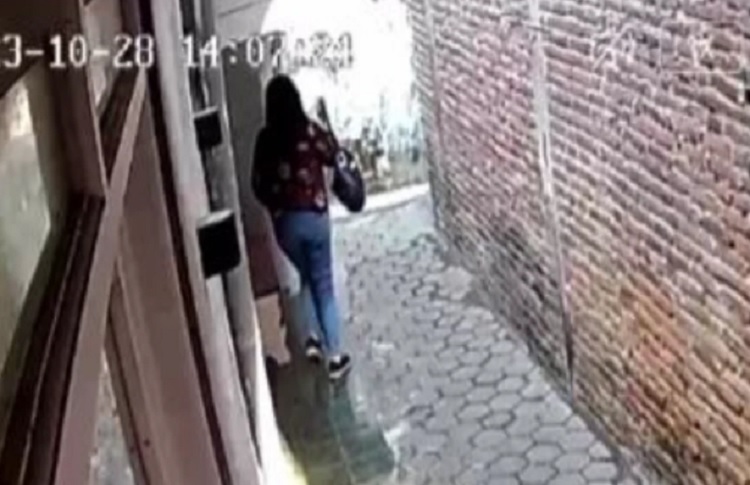 Salah satu Pelaku kabur usai menipu korban yang mengatasnamakan Puskesmas Dinoyo. SP/ Tangkapan layar CCTV