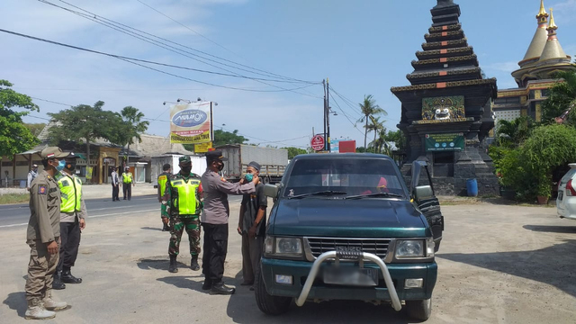 Petugas saat lakukan penyekatan pemudik di Kecamatan Bancar, Kabupaten Tuban.SP/PEMKAB TUBAN