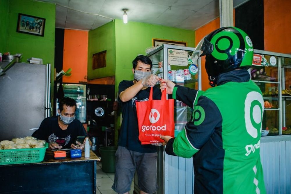 Mitra GoFood mendapat pesanan order dari layanan Gojek