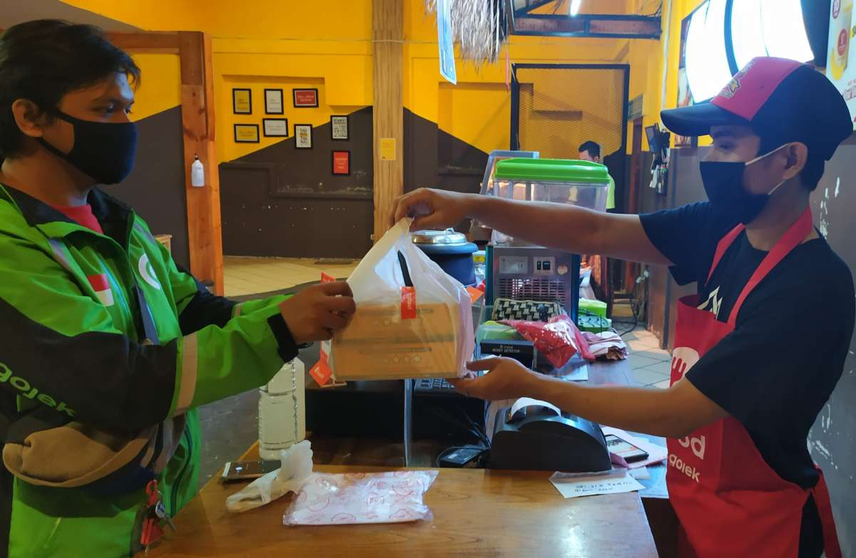 Awak Gojek saat memesan makanan yang dipesan konsumen