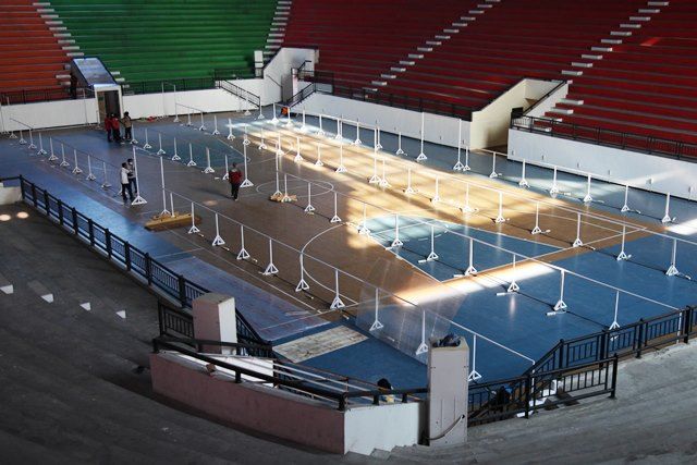 Proses persiapan lapangan indoor Gelora Bung Tomo Surabaya jadi lokasi RS Darurat pasien covid-19. SP/RS/SURYANTO