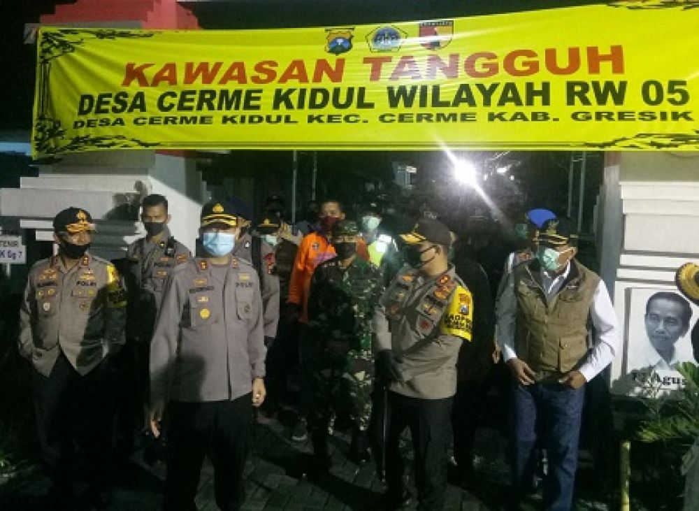 Kapolda Irjen Pol Muhammad Fadil Imran didampingi Bupati Sambari saat meninjau kampung tangguh di Desa Cerme Kidul, Kecamatan Cerme, Gresik. SP/M.AIDID