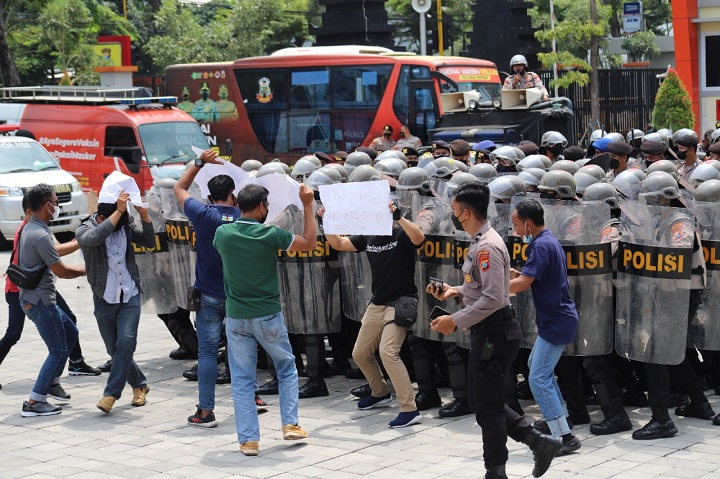 Peragaan metode pengendalian massa di halaman Mapolres Gresik yang diikuti 4 polres jajaran Polda Jatim. SP/Grs