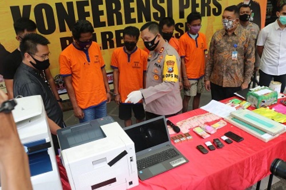 Kapolres AKBP Arief Fitrianto berbincang dengan empat tersangka pengedar upal di acara konferensi pers. SP/M.AIDID
