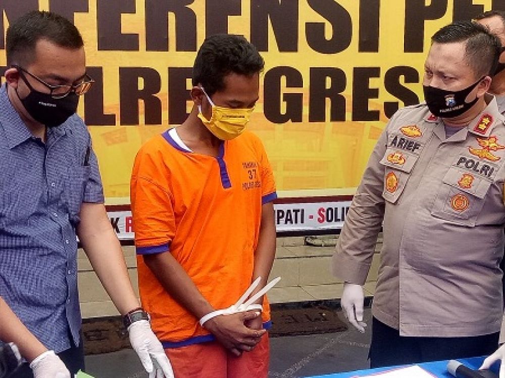 Kapolres AKBP Arif Fitrianto didampingi Kasatreskrim AKP Bayu Febrianto Prayoga saat berdialog dengan  tersangka Dayat saat konferensi pers. SP/M.AIDID