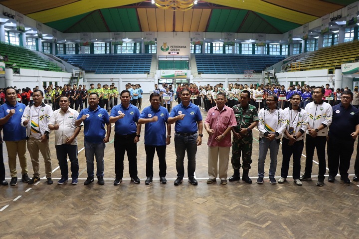 Wakapolda Jatim Brigjen Pol Slamet Hadi Supraptoyo berfoto bersama setelah membuka kejurprov bola voli junior indoor di GOR Tri Dharma PG. SP/Grs