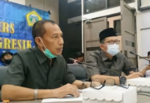 Ketua Komisi III DPRD Gresik Asroin Widiana (kiri). 