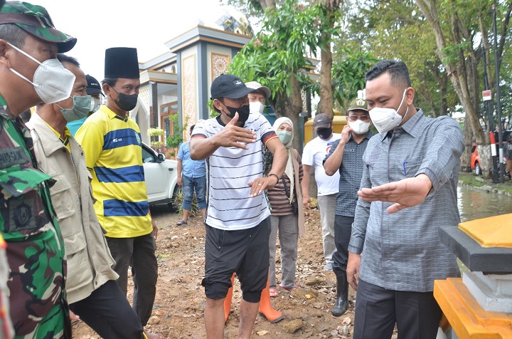 Bupati Fandi Akhmad Yani saat meninjau banjir di wilayah Kecamatan Benjeng. SP/Grs