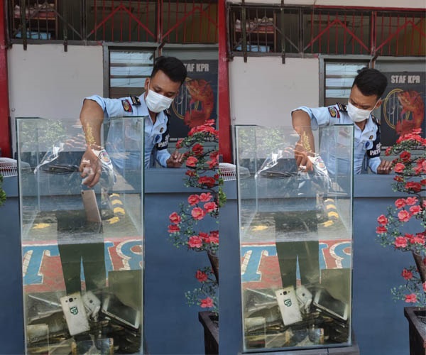 Handphone selundupan ditenggelamkan petugas ke dalam aquarium. SP/Budi Mulyono