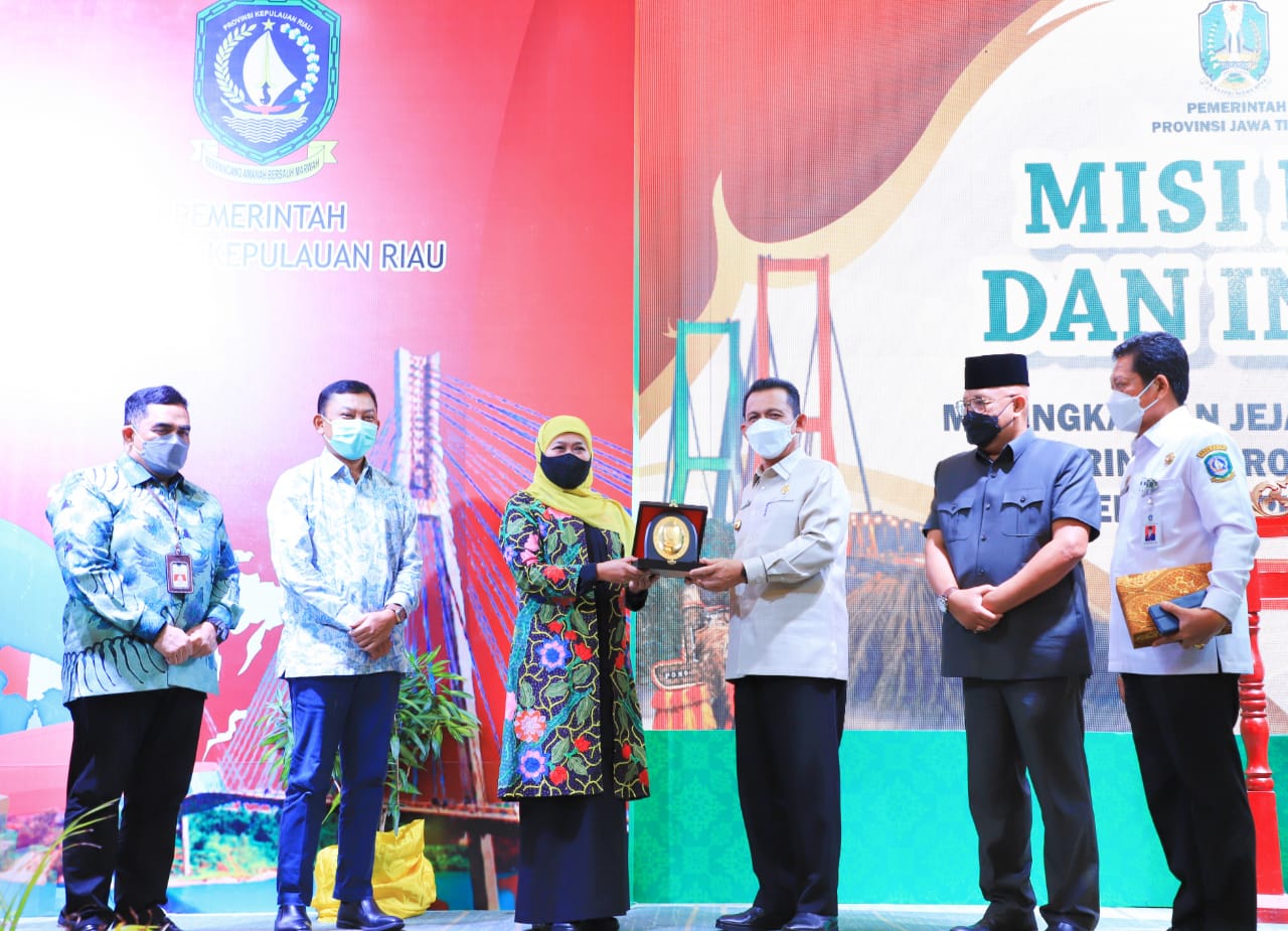 Gubernur Jawa Timur Khofifah Indar Parawansa saat menggelar Misi Dagang Jatim di Batam, Kepulauan Riau. (Foto: SP/Humas Pemprov Jatim)