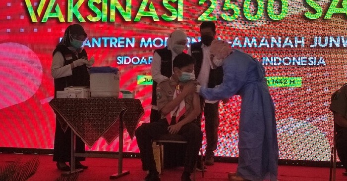 Gubernur Khofifah aat memantau vaksinasi massal santri di Pondok Pesantren Modern Al-Amanah di Desa Junwangi, Krian Sidoarjo.