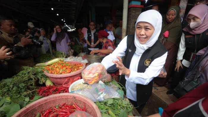 Gubernur Khofifah saat meninjau harga bahan pokok di pasar Mojokerto, Sabtu (1/4/2023). Foto: Pemprov Jatim.