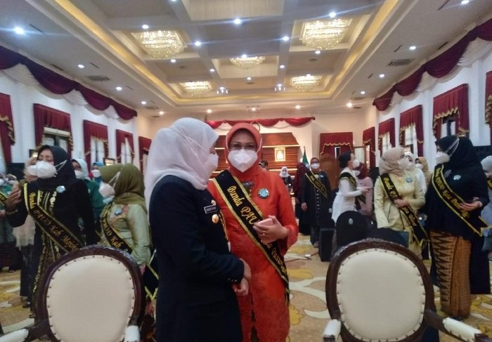 Gubernur Jawa Timur Khofifah Indar Parawansa usai mengukuhkan Bunda PAUD di gedung Negara Grahadi. 