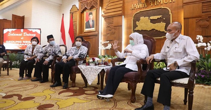 Gubernur Jawa Timur Khofifah Indar Parawansa dan Kepala Dinas Pendidikan Provinsi Jatim Wahid Wahyudi bertemu dengan MKKS SMA-SMK negeri dan swasta Jatim serta PGRI Jatim di Gedung Grahadi, Rabu (23/6/2021) sore. SP/Arlana