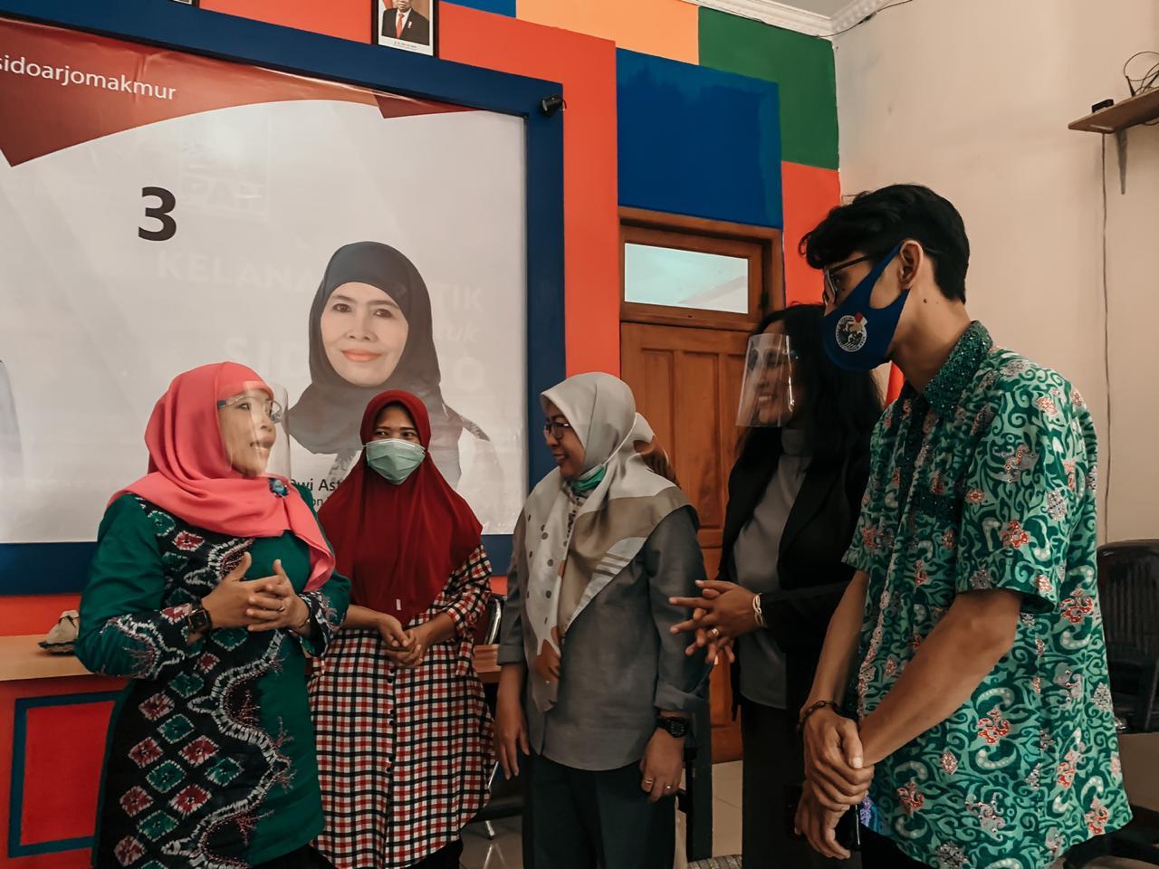 Cawabup Dwi Astutik saat menerima curhat guru honorer