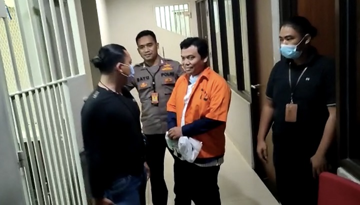 Ekspresi Gus Nur (memakai baju tahanan warna orange) saat dimasukkan ke tahanan Bareskrim Polri, Minggu (25/10/2020) kemarin. Sp/istimewa/layar tangkap video