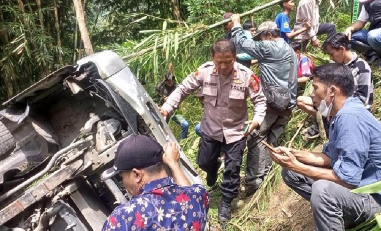 Polisi daat mengevakuasi mobil elf yang terperosot ke jurang, Jumat (28/04/2023). SP/ BND