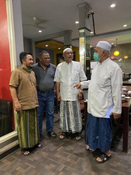 Ustadz Ali (kiri) bersama Rahmat Muhajirin (dua kiri) dan Habib Taufik usai pertemuan