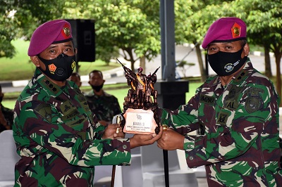  Komandan Resimen Artileri 2 Marinir Kolonel Marinir Aris Budiadi, S.Pi.,M.M., memberikan reward dan apresiasi kepada prajurit dan Jalasenastri Menart 2 Marinir yang berberprestasi di Indoor Sport Karangpilang, Surabaya, Senin (30/11/2020).