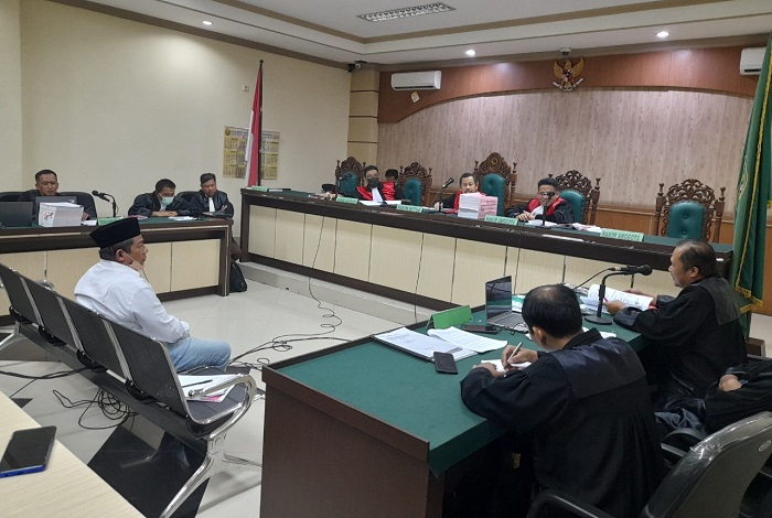 Mantan Kepala Dinas ESDM Kabupaten Tanah Bumbu, Dwidjono Putrohadi Sutopo yang menjadi terdakwa kasus dugaan korupsi ijin tambang.