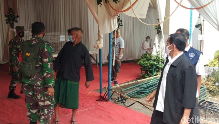 Petugas saat membongkar hajatan pernikahan yang nekat digelar saa penerapan PPKM level 3-4.