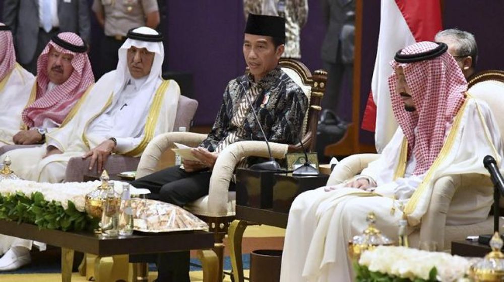 Presiden RI Joko Widodo (batik) bersama Raja Arab Saudi Salman bin Abdulaziz al-Saud (kanan) dalam suatu kesempatan di Bali, 3 Maret 2017. SP/ Foto: Antara