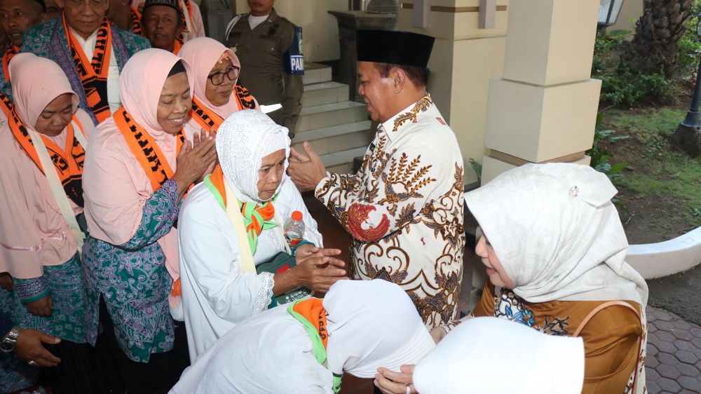 Calon Jamaah Haji (CJH) tahun 2019 lalu saat berpamitan kepada bupati Fadeli di Pendopo Lokatantra.
FOTO:SP/MUHAJIRIN KASRUN

