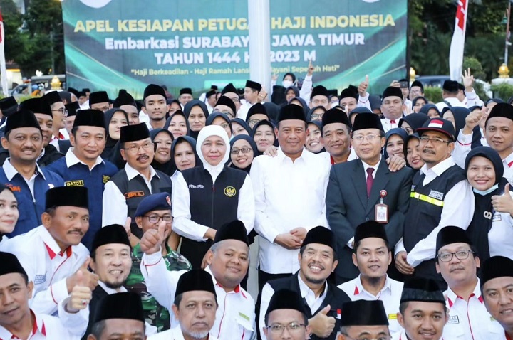 Khofifah Indar Parawansa Gubernur Jatim bersama petugas haji Indonesia embarkasi Surabaya-Jawa Timur tahun 1444 H atau 2023 di halaman Gedung Negara Grahadi Surabaya, pada Kamis (11/5/2023). SP/Devan