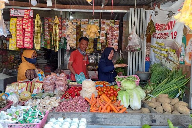 Para pedagang cabai dan bawang di pasar Sumenep SP/ SMP
